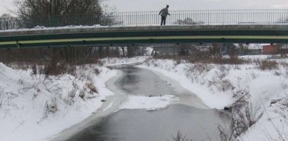 Szedł kładką, wpadł do rzeki, nie żyje!