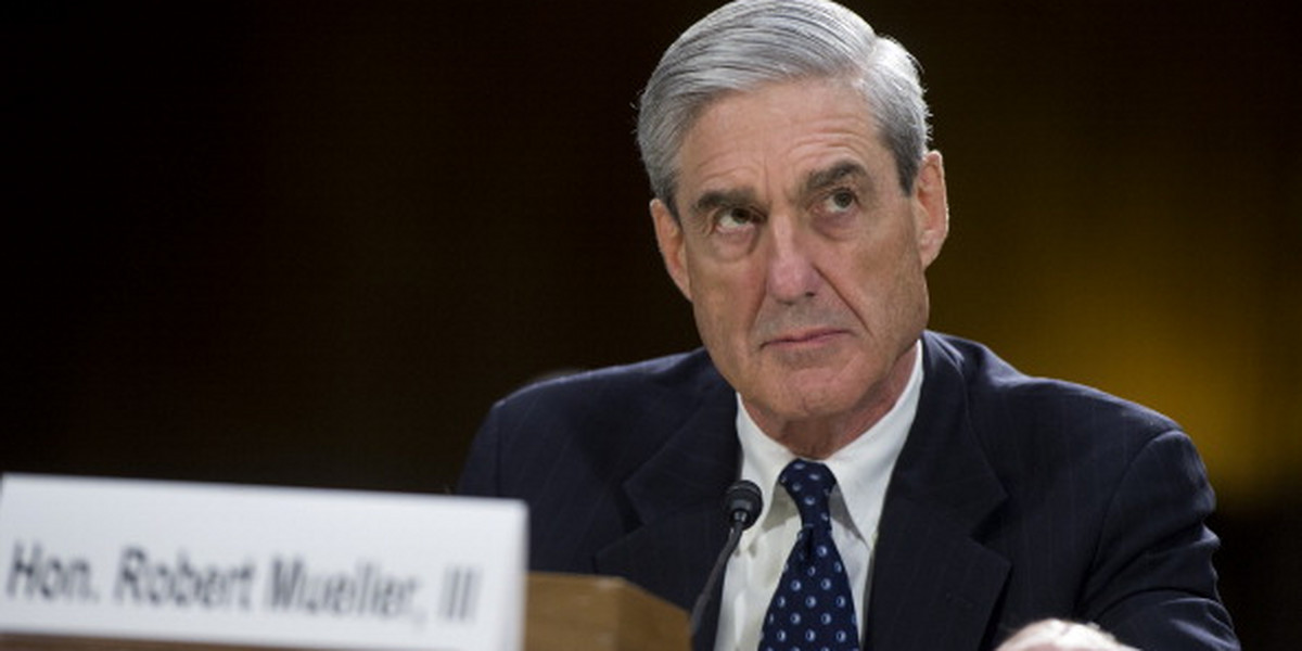 Robert Mueller, specjalny prokurator, został wyznaczony do poprowadzenia jednego z najważniejszych, jeśli nie najważniejszego, śledztwa w amerykańskiej historii politycznej w maju 2017 roku. FBI sprawdza, czy członkowie sztabu wyborczego Donalda Trumpa spiskowali z Rosjanami i czy 
sam Trump próbował utrudniać prowadzenie śledztwa w tej sprawie
