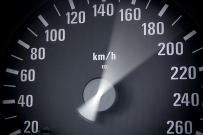 Transport zbiorowy i obniżenie limitów prędkości. Tak Europa chce zmniejszyć zużycie ropy z Rosji