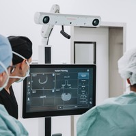 Áttörés a térd- és csípőprotézis műtétekben: AI-t használó robot segíti az orvosokat