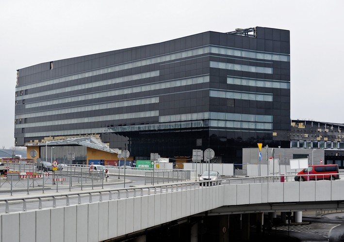 Modernizacji terminalu kosztowała prawie 400 mln zł, z czego 1/3 środków pochodzi z Unii Europejskiej w ramach Programu Operacyjnego Infrastruktura i Środowisko. 


<br><br><b>Na zdjęciu: </b>Budowa hotelu Marriott Renaissance tuż obok zmodernizowanej części Terminalu T1 na Lotnisku Chopina w Warszawie<br><br>fot. (ukit/mgo) PAP/Marcin Obara