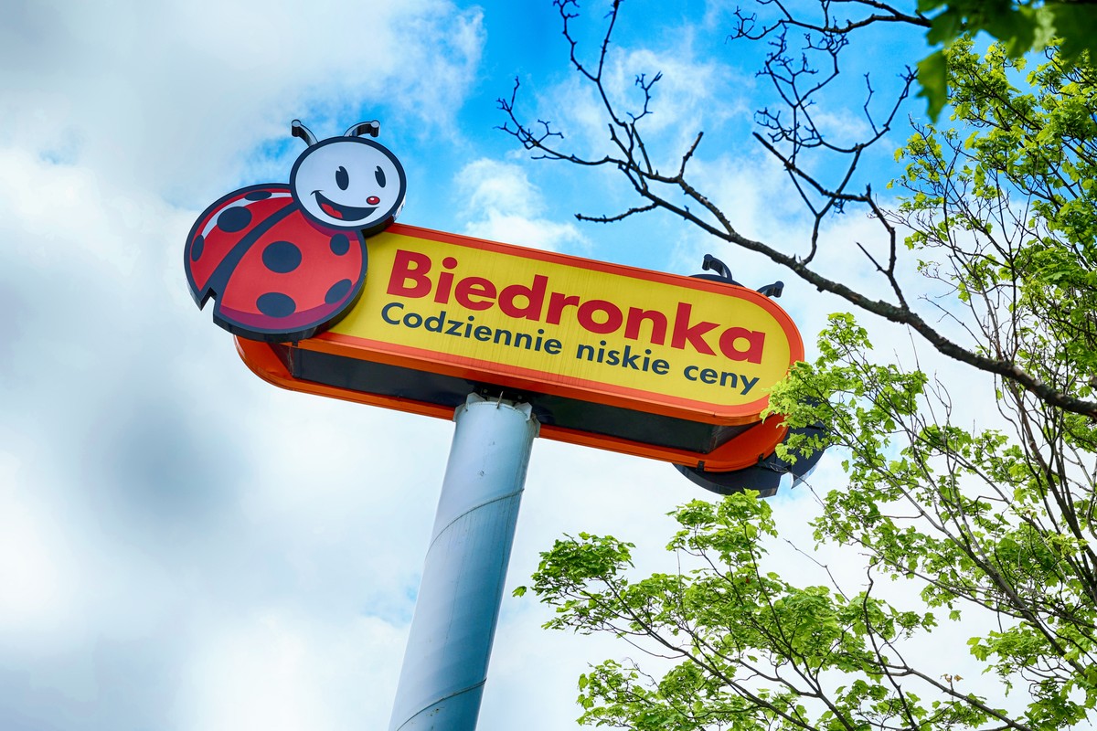 Biedronka rekrutuje pracowników na wakacje. Praca w kurortach z możliwością zakwaterowania