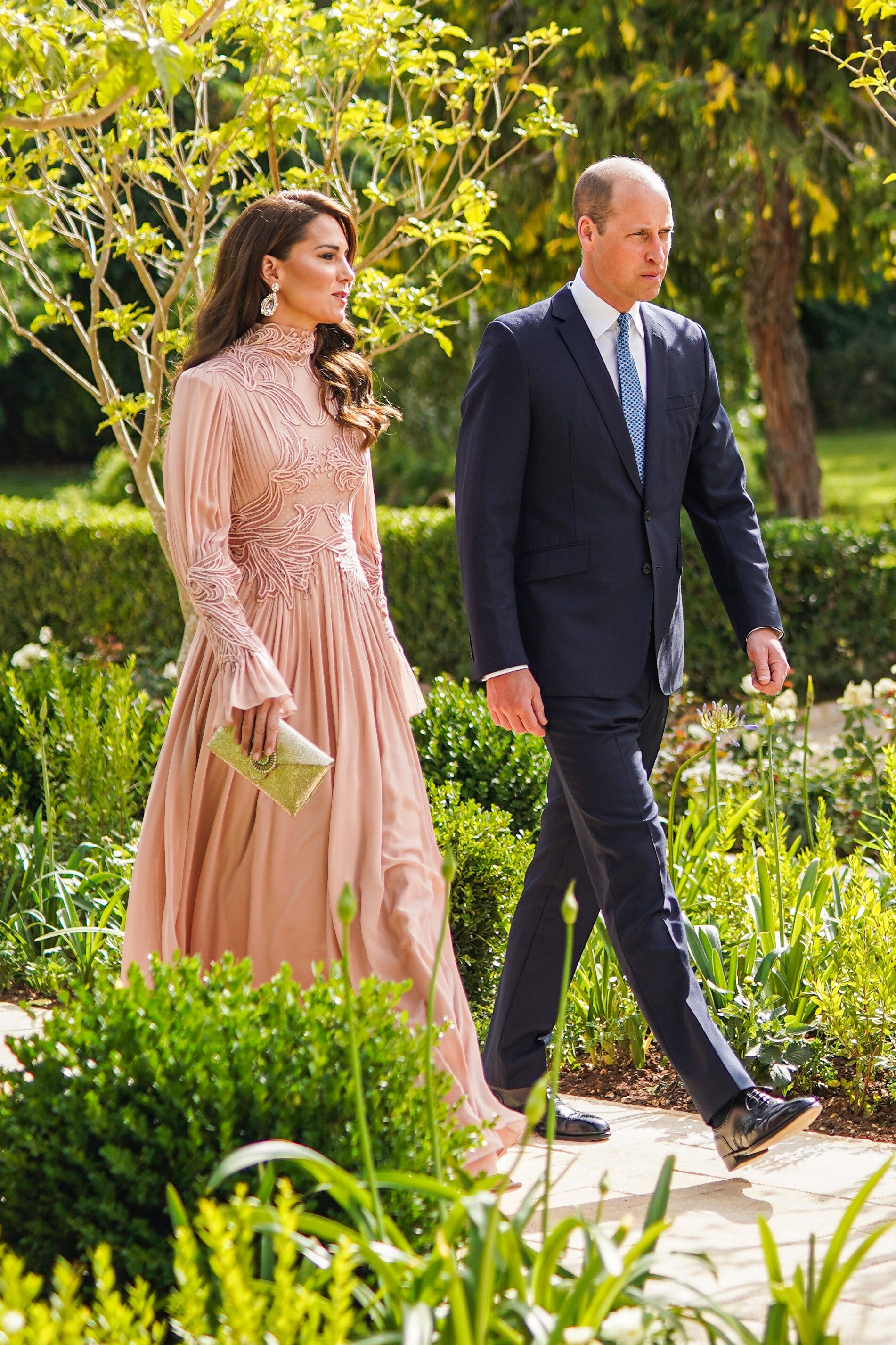 Britský princ William a jeho manželka Kate prichádzajú na sobášny obrad jordánskeho korunného princa Husajna bin Abdalláha a architektky Radžwy as-Sajfovej.