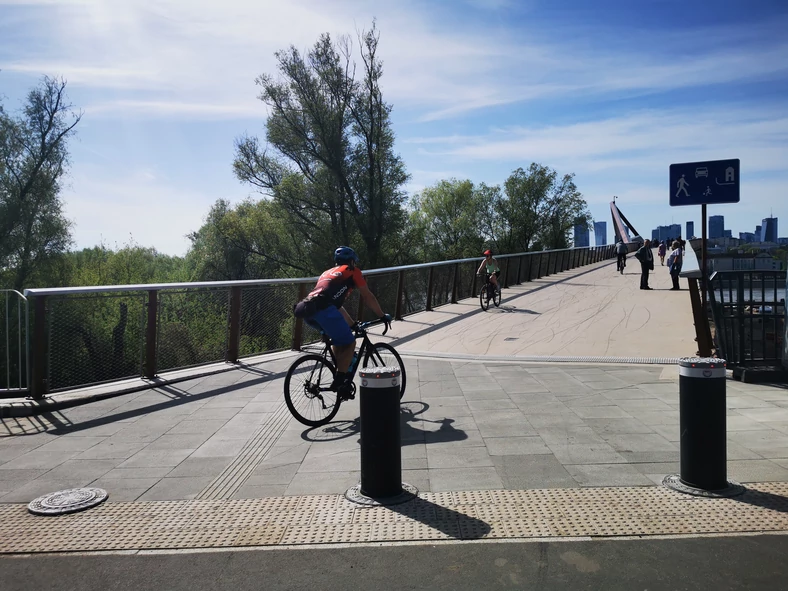 Nowy most pieszo-rowerowy w Warszawie jest strefą zamieszkania