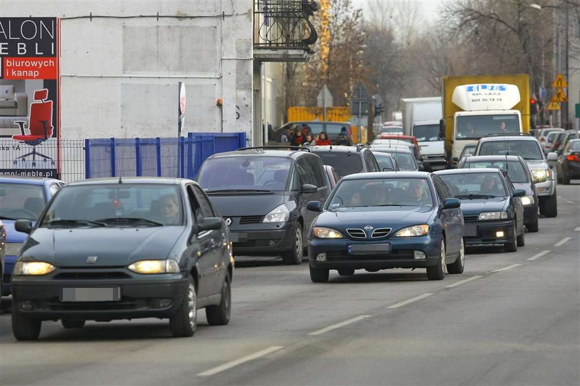 Dłużej postoimy w korkach