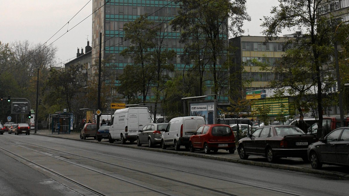 Po informacji, że ZIKiT chce zmienić nazwy ponad 70 przystanków, w tym takich jak Hala Targowa czy Biprostal, wśród krakowian zawrzało. Teraz ZIKiT wstrzymuje się ze zmianami i mówi, że wciąż trwają konsultacje. Swoje niezadowolenie wyrażają radni dzielnicowi. – To są jakieś jaja – mówi jeden z nich. A na Facebooku powstał fanpage "ZIKiT zwariował", który krytykuje pomysł.