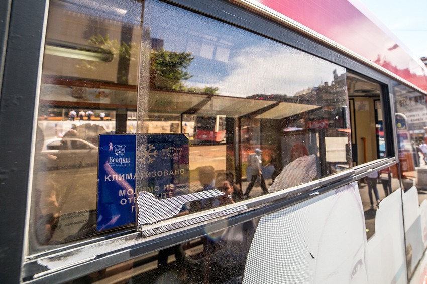 Klima radi, ali je i prozor otvoren