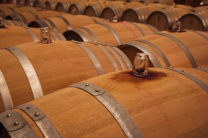 Wina długo leżakujące w beczce (oznaczenia reserve, riserva, reserva itp.) są lepsze od młodych win
