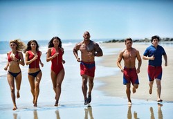 Opięte biusty i umieśnione torsy powracają. Zobacz ZWIASTUN filmu "Baywatch. Słoneczny patrol"
