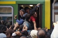 Budapeszt obwinia Berlin o chaos. 'Zaprosiliście uchodźców do bogato zastawionych stołów'