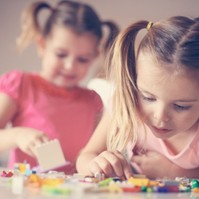 Kislányom lenyelt egy pici legót - mire figyeljek? Az orvos válaszol