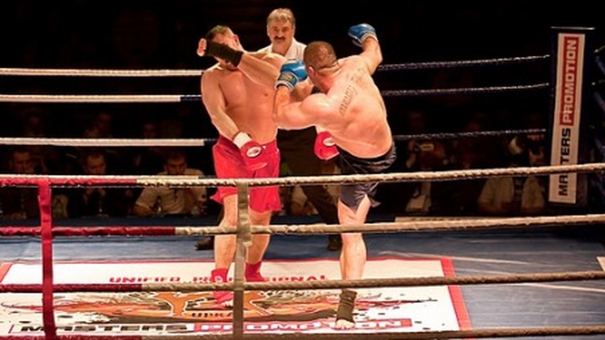 W niedzielę 13 marca w Starogardzie Gdańskim odbyła się kolejna już gala z cyklu Victory And Glory coraz lepiej radzącej sobie kickboxerskiej organizacji. Na gali można było zobaczyć miejscowych (okręgiem) trójmiejskich zawodników GKS Champion i GKSK Corpus a także zawodników ze Starogardu, Starachowic i zza granicy: Białorusi, Łotwy, Ukrainy i Litwy. Galę oglądało w hali ok. 800 osób co przy nie najtańszych cenach biletów (40, 60 zł) jest dobrym wynikiem.