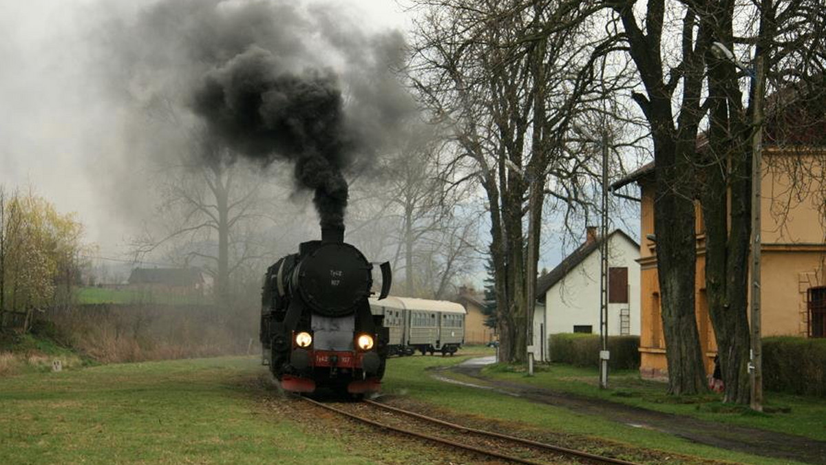 Dla miłośników kolei w najbliższych miesiącach szykuje się nie lada gratka - przejazdy historycznymi pociągami po najbardziej malowniczych trasach kolejowych w Małopolsce. Organizowane są one w ramach projektu "Małopolskie Szlaki Turystyki Kolejowej".