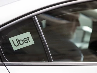 Nowelizacja oznacza, że kierowcy Ubera muszą zdobyć licencję, podobnie jak i sama firma
