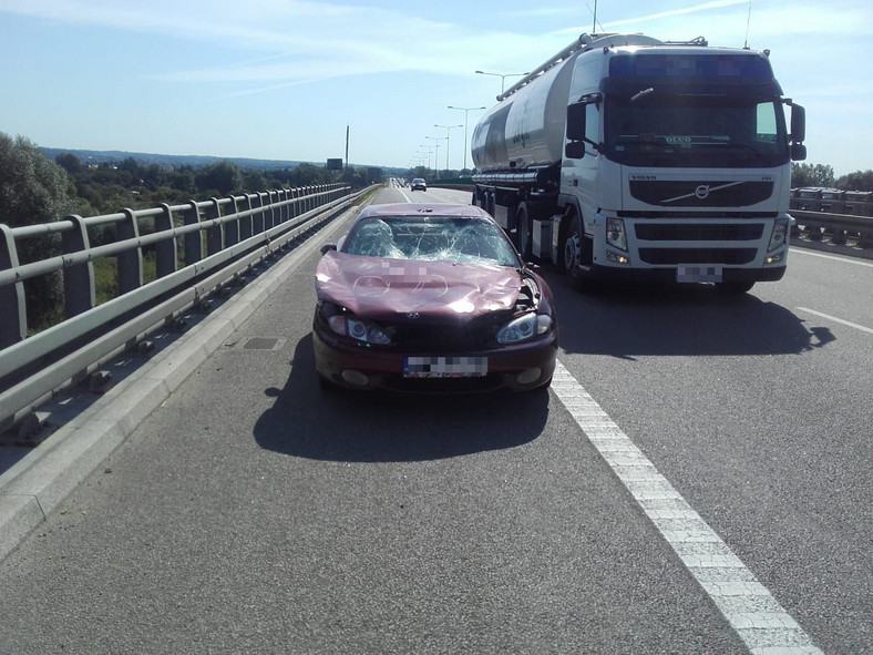 Kompletnie zdemolowany Hyundai jechał obwodnicą Elbląga