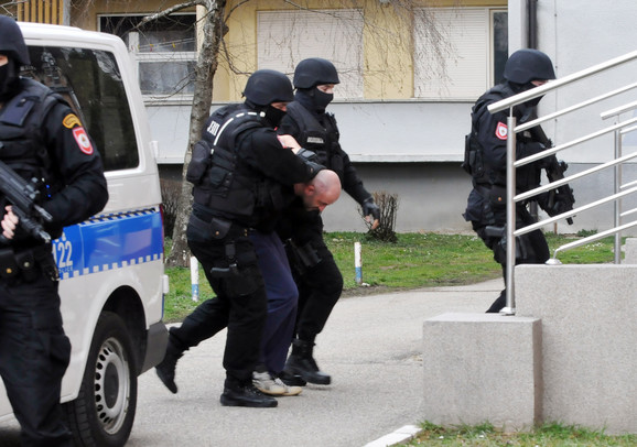 Osumnjičeni za pokušaj ubistva policajaca branio se ćutanjem