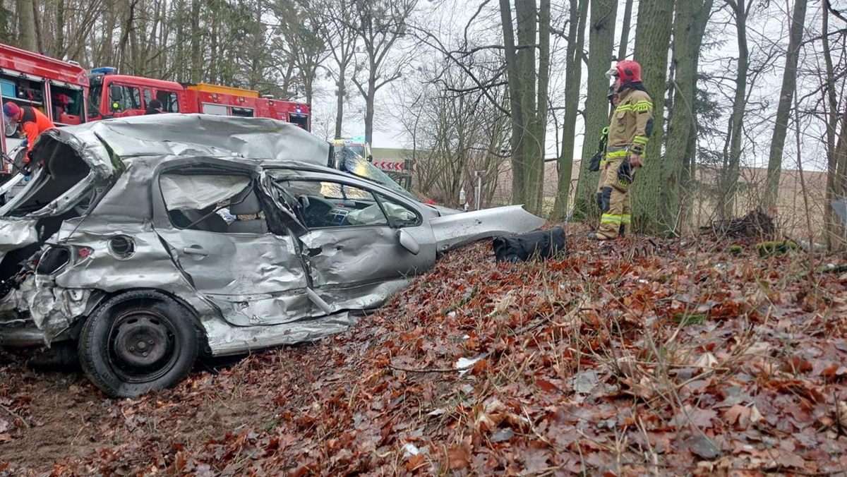 W wyniku zderzenia auta osobowego i ciężarówki w powiecie chodzieskim w Wielkopolsce zginęły dwie osoby. Z niewyjaśnionych przyczyn kierujący samochodem stracił panowanie nad pojazdem i zderzył się z prawidłowo jadącym z przeciwnego kierunku pojazdem ciężarowym.