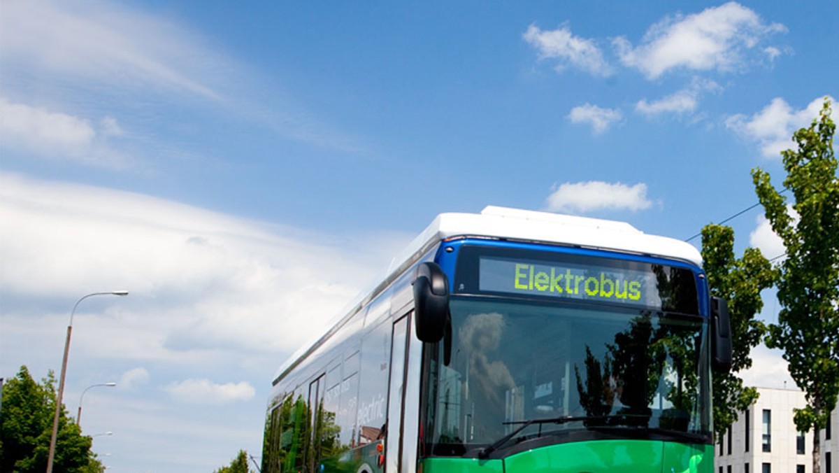 W Zakopanem we wtorek rozpoczął się tygodniowy test elektrycznego autobusu komunikacji miejskiej. Pojazd wypożyczony przez firmę Solaris do poniedziałku będzie kursował z centrum miasta do Kuźnic; na tej trasie odbywa się największy ruch turystyczny w Zakopanem.