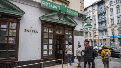 Kígyóznak a sorok a magyar gyógyszertárak bejáratai előtt – fotók