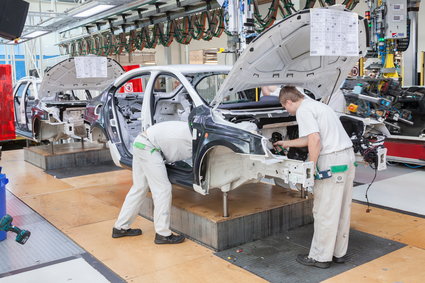 Niemieckie koncerny faworyzują polskie fabryki. Produkcja samochodów na dużym "korona-minusie"