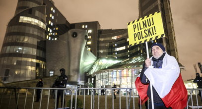 Policja w TVP. Demonstracja przed budynkiem. Zastanawia jedna rzecz