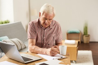 O ile wzrosną emerytury w 2026? Rząd w tajemnicy podjął kontrowersyjną decyzję, której konsekwencje już wkrótce odczują miliony seniorów