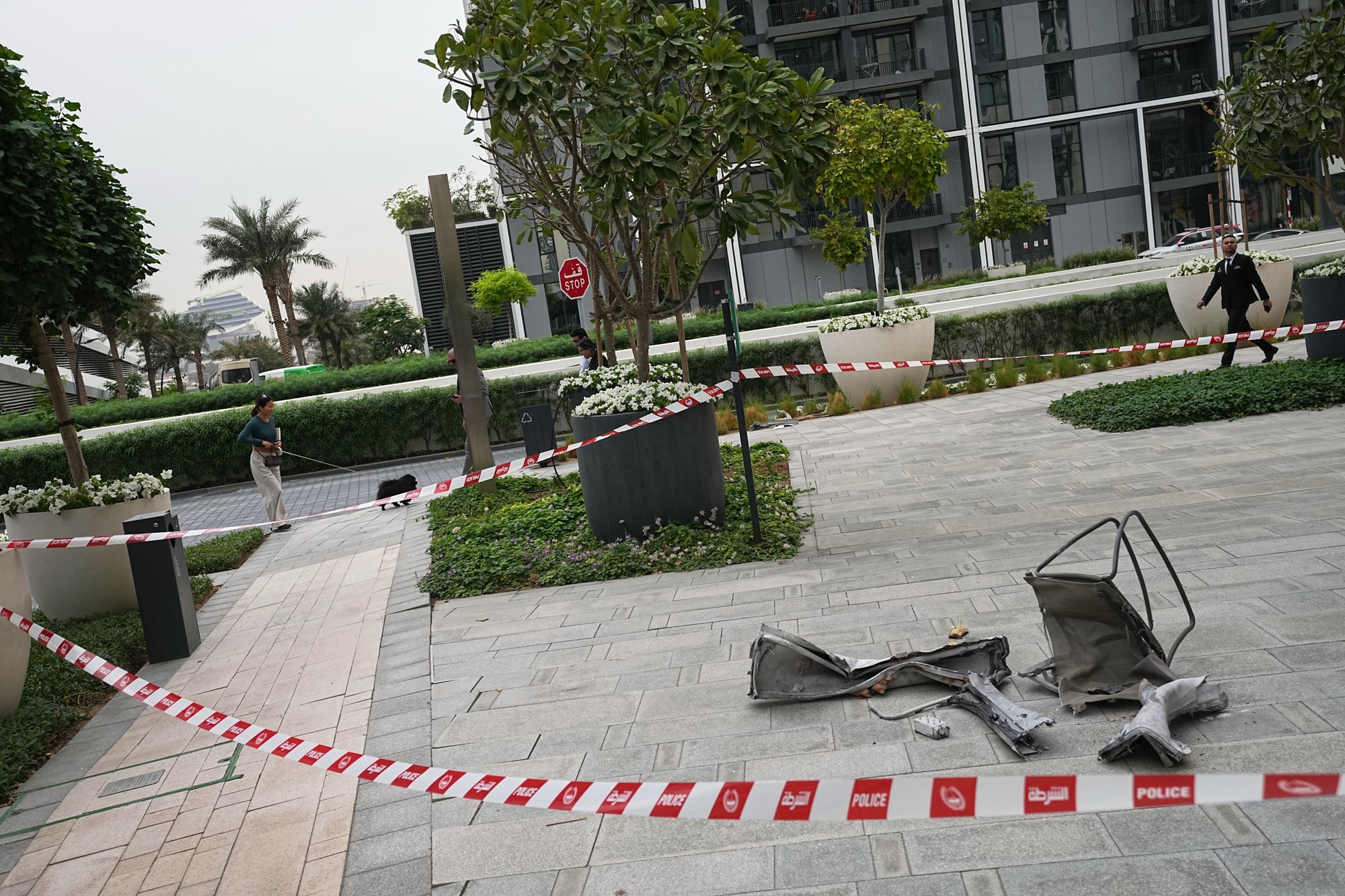 Trosky zo zachyteného útoku zasiahli v piatok budovu v centre Dubaja.