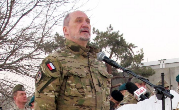 Macierewicz: Putin ma problem z dramatem smoleńskim