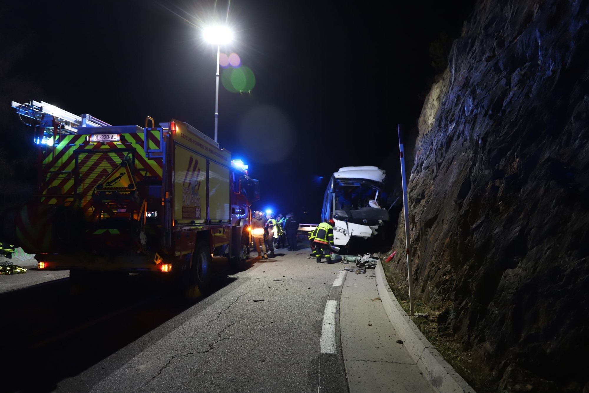 Vážna nehoda si vyžiadala 2 mŕtvych a 14 zranených.