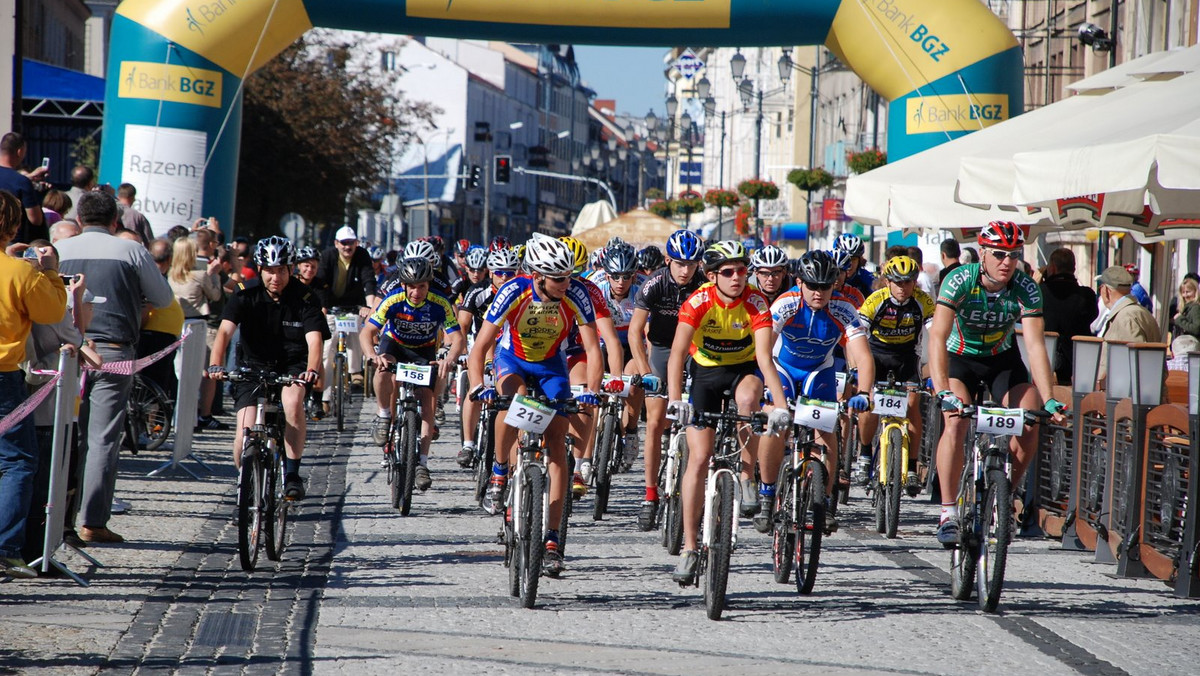 To będzie piękny Maraton Kresowy MTB. Puszcza Knyszyńska jest teraz pełna wiosennych kwiatów. Będziemy przejeżdżać przez miejsca, w których zawilce tworzą kwiatowe dywany. Nadal jest wiele przylaszczek. Warto przejechać trasę maratonu dla takich widoków! Start w niedzielę 2 maja w Białymstoku na Rynku Kościuszki w Białymstoku.