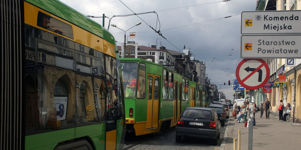 zakaz skretu w lewo na dąbrowskiego