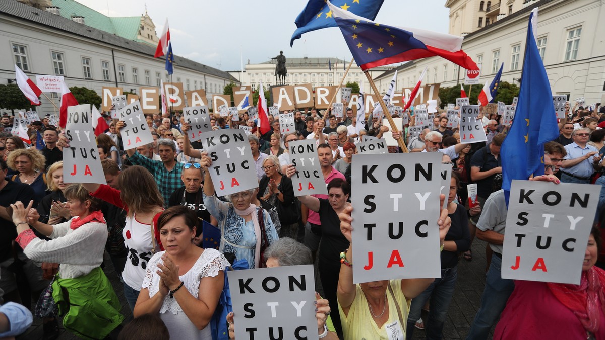 Na podpis prezydenta czekają przyjęte przez parlament trzy ustawy dotyczące sądownictwa autorstwa PiS. Choć od wielu dni przeciwko zmianom tysiące ludzi protestuje na ulicach polskich miejscowości, uwagę zebranych w Bydgoszczy na pewno przykuła jedna para: para młoda. Zdjęcie momentalnie stało się hitem internetu.