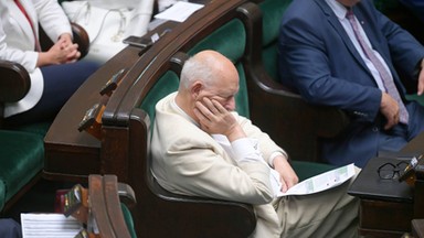 Janusz Korwin-Mikke przysnął w trakcie udzielania wywiadu? Zobacz nagranie, które stało się hitem internetu