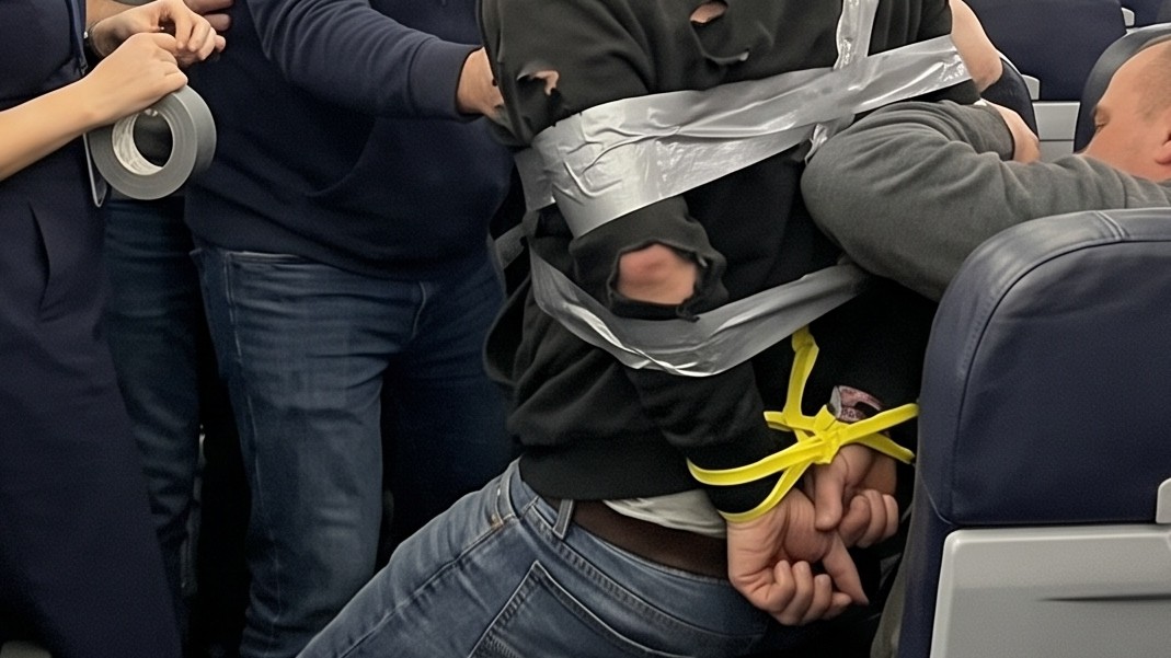 Besniaceho pasažiera museli pripútať k sedadlu. (ilustračné foto)