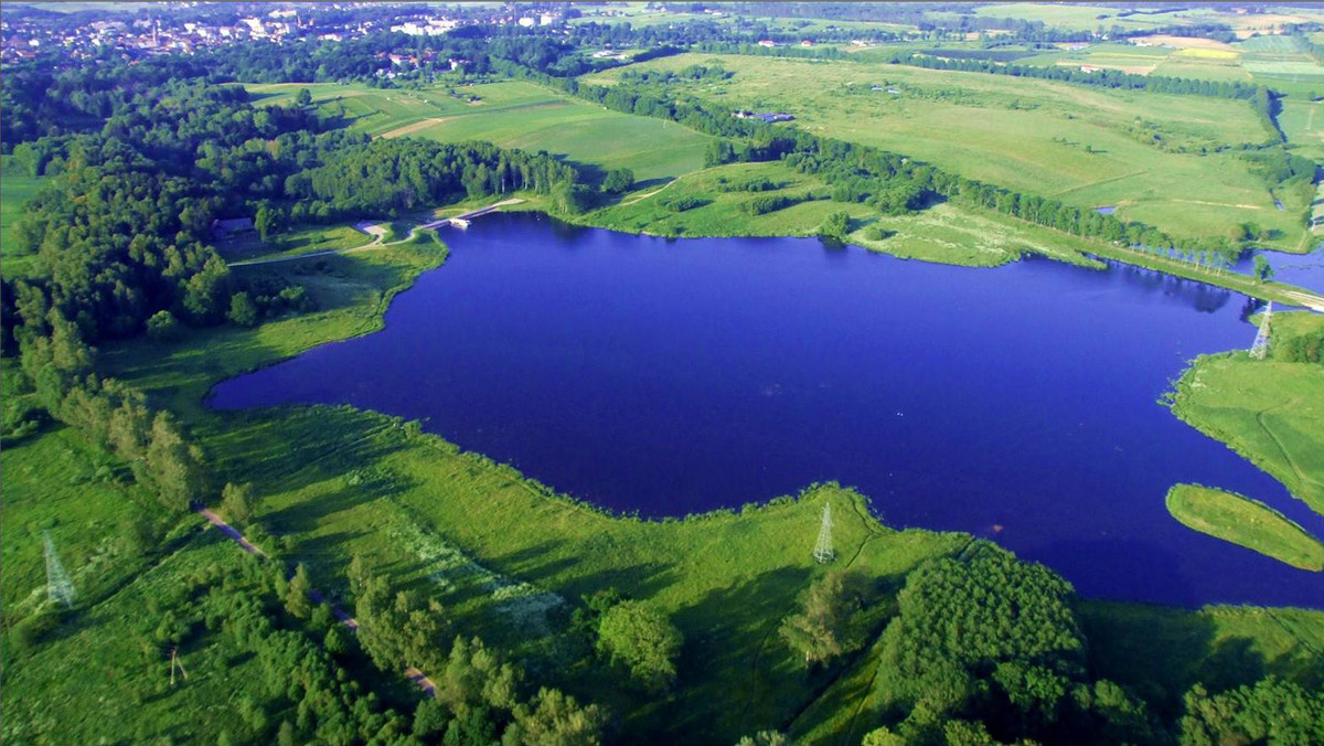 Wybierając miejsce na wakacyjny rodzinny pobyt, postanowiłam zapoznać się z dokonaniami gmin uzdrowiskowych w dziedzinie ekologii. Tak dużo ostatnio mówi się i pisze o smogu, niskiej emisji, chorobach układu oddechowego, że lepiej nie jechać do uzdrowiska, bo można się tylko rozchorować. Winą za zły stan powietrza w polskich uzdrowiskach bardzo często obarcza się samorządy. Pozostaje pytanie, czy rzeczywiście samorządy nie robią nic, aby poprawiać jakość powietrza?