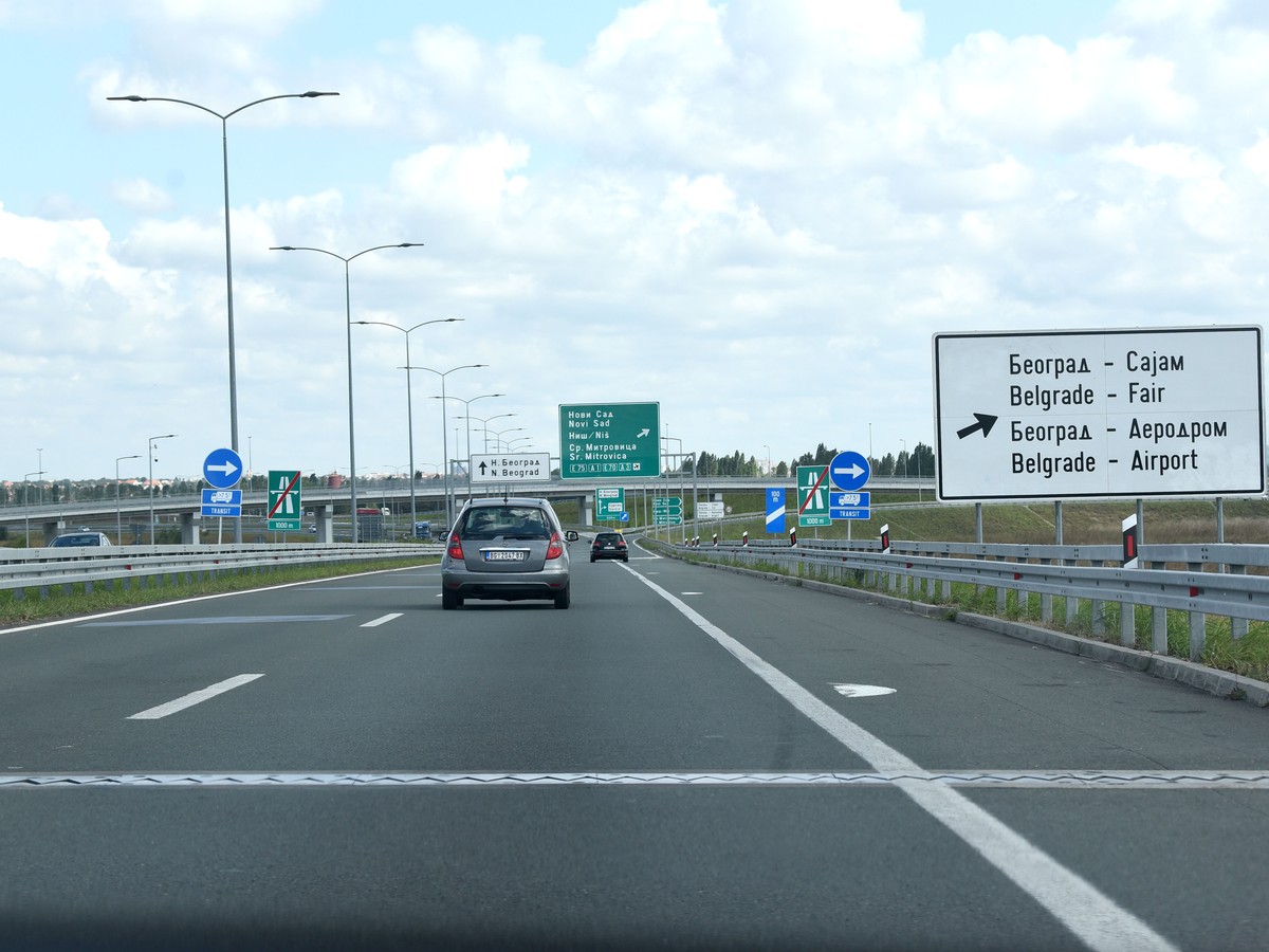 Evo čemu služe PLAVI REFLEKTORI na stubićima pored puta: Skoro ih niko ne primećuje, ali je njihova uloga i te kako važna