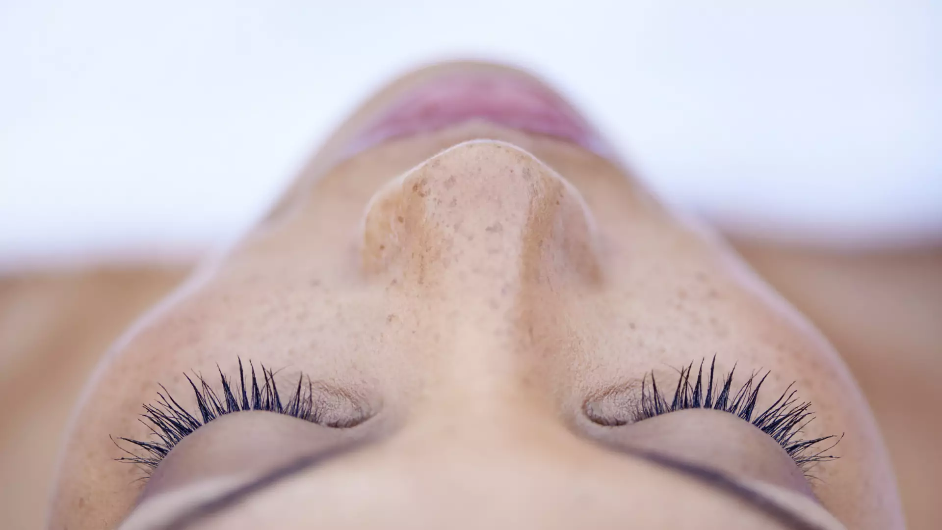 Jak rozpoznać rodzaj skóry? Kosmetolog wskazuje cechy i pomaga dobrać pielęgnację