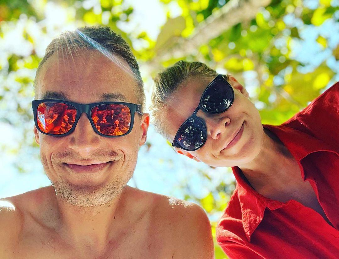 Michal Kovačič s manželkou Zuzanou Kovačič Hanzelovou sú v tropickom raji. 