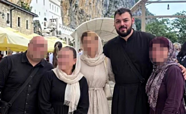 Sloba Vasić pozirao ispred Ostroga 