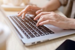 praca zdalna po nowemu: firmy cicho wycofują się z elastyczności