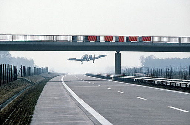 Thunderbold II A10 landing on autobahn 1984 Foto: S. Glenda Pellum via Wikipedia Commons