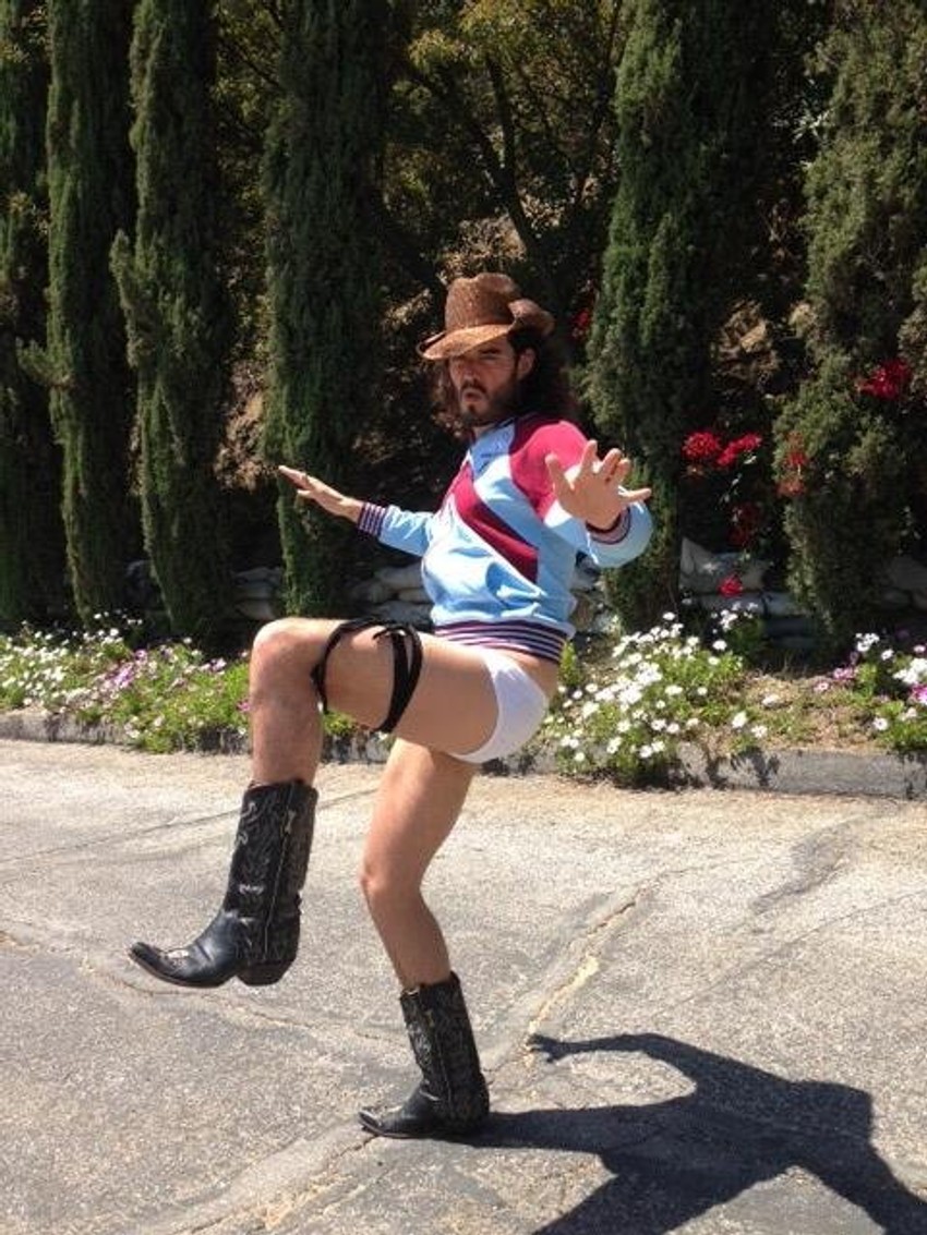 Ipak bolje glumi nego što pozira