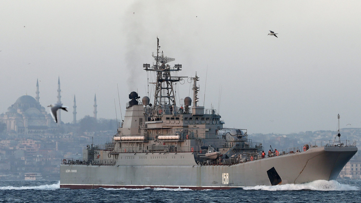 Turcja nałożyła areszt na 27 statków handlowych pływających pod rosyjską banderą, tłumacząc to brakiem odpowiednich dokumentów wymaganych przez Ankarę - podał dziś turecki dziennik "Hurriyet". Wcześniej Rosjanie zatrzymali osiem tureckich statków.