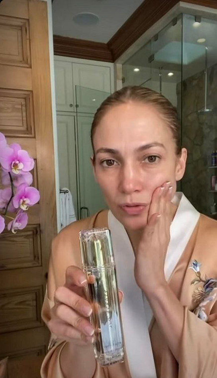 Jennifer Lopez pokazała się bez makijażu i opowiedziała o swoich trikach urodowych