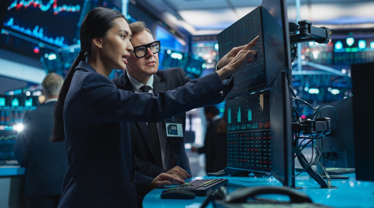 Jak zainwestować 50 tys. zł w pięć "złotych sektorów" 2026 r.? Oto sposoby na pomnażanie kapitału na giełdzie [GOTOWE PORTFELE]