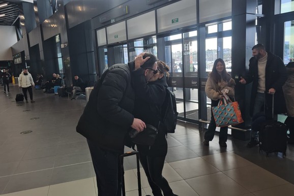 KASPER NAPUSTIO KLINIKU NAKON ŠTO JE POSETIO MINU Utučen izašao iz objekta, pa sve vreme telefonirao