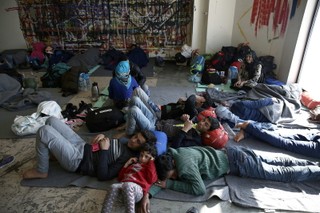 Coraz bardziej napięta sytuacja na granicy grecko-macedońskiej. Ponad 20 tys. uchodźców utknęło w obozach