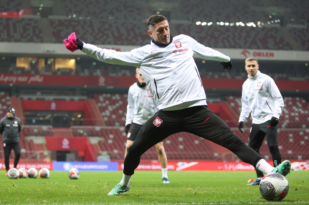 Piłkarz reprezentacji Polski Robert Lewandowski (C) podczas treningu kadry w Warszawie. Polacy przygotowują się do meczu elimincyjnego mistrzostwa Europy z Czechami