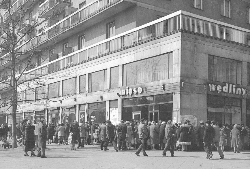 W stanie wojennym kolejki do sklepów były codziennością dla milionów Polaków