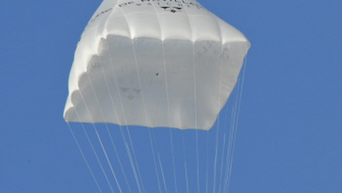 Skoczek spadochronowy cudem przeżył upadek z wysokości ponad 3 km, po tym jak nie otworzył się jego spadochron - informuje telegraph.co.uk.